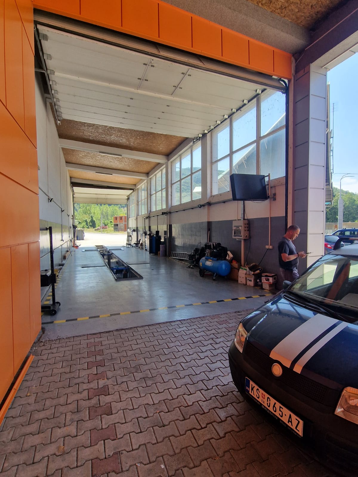 Unutrašnjost linije tehničkog pregleda Brzmin Petrol Brus