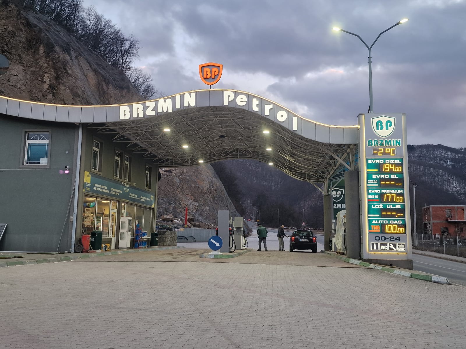 Brzmin Petrol nadstrešnica sa cenovnikom naftnih derivata