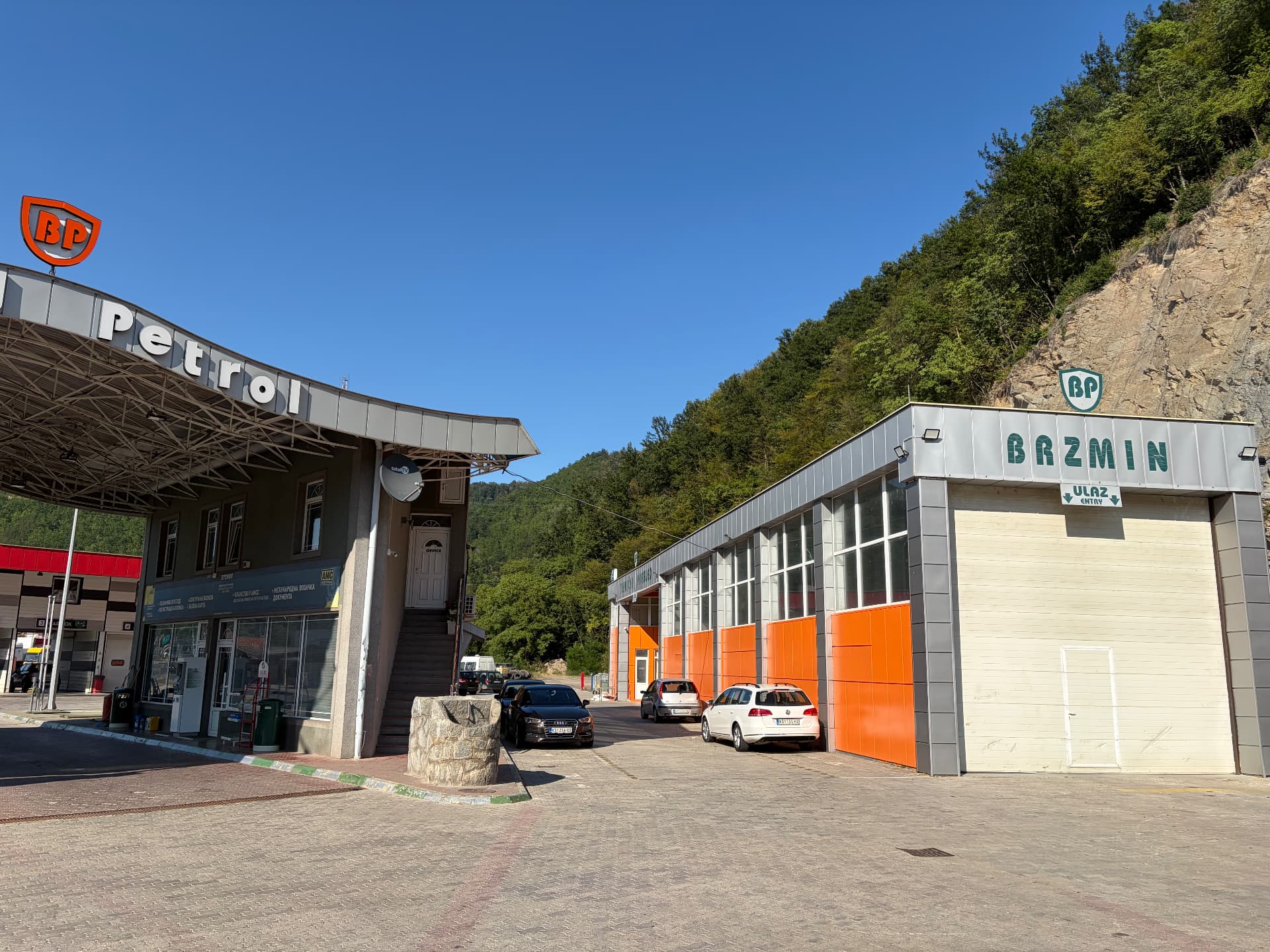 Brzmin Petrol pumpa i market prodavnica tehničkog pregleda u Brusu