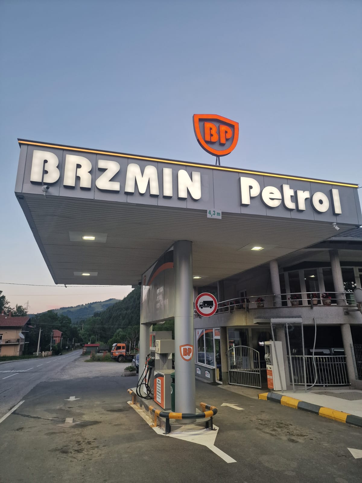 Brzmin Petrol nadstrešnica sa BP znakom u sumrak